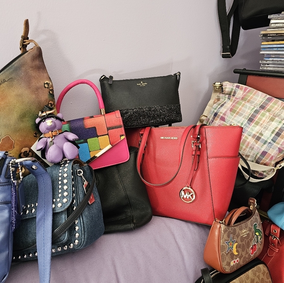 Luxury Colab @greenbergphylli & @pikaki7 Purses, Wallets, Jewelry & More! - Picture 10 of 16